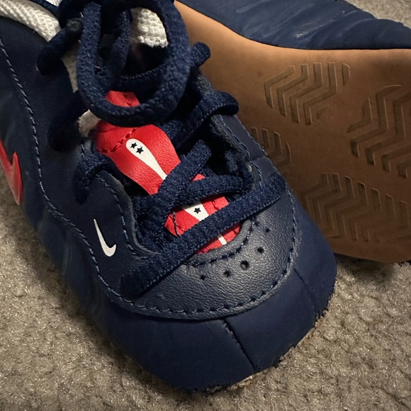 Baby Nike Navy Blue and Red Sneakers 2C - Picture 1 of 5